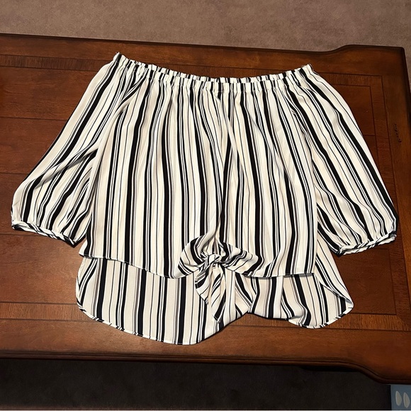 Soprano Women’s Boutique Off the Shoulder Black and White Striped Top Size Large - Picture 1 of 3
